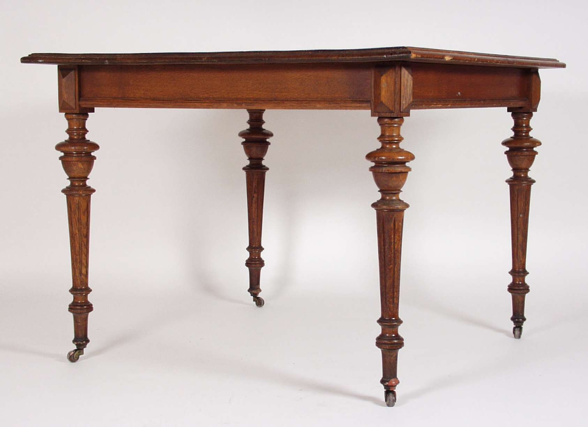 Bordet  er trolig brukt som spisebord, og har dreide ben med hjul.
Bordet er lakkert med brun lakk.


