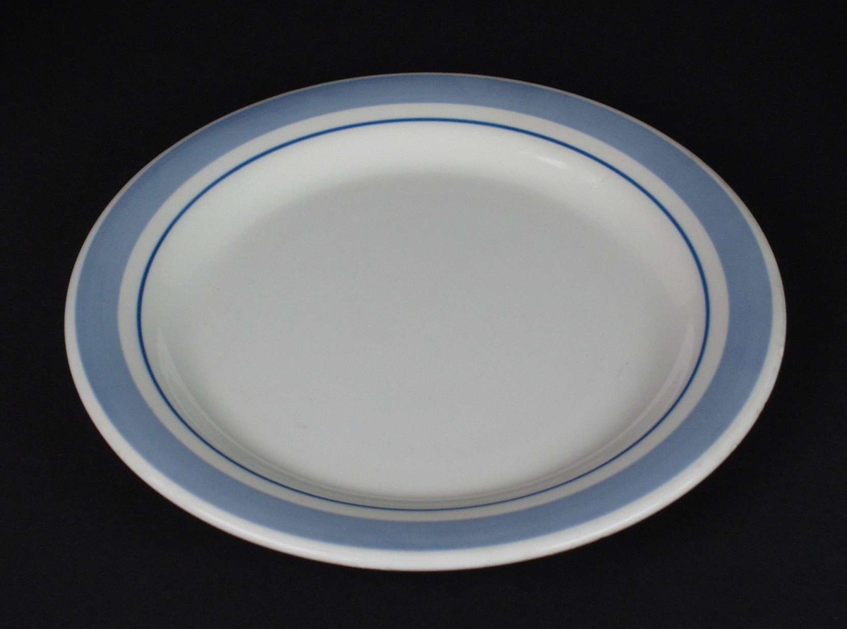 Fem hvite tallerkener i steintøy med blå render ytterst.