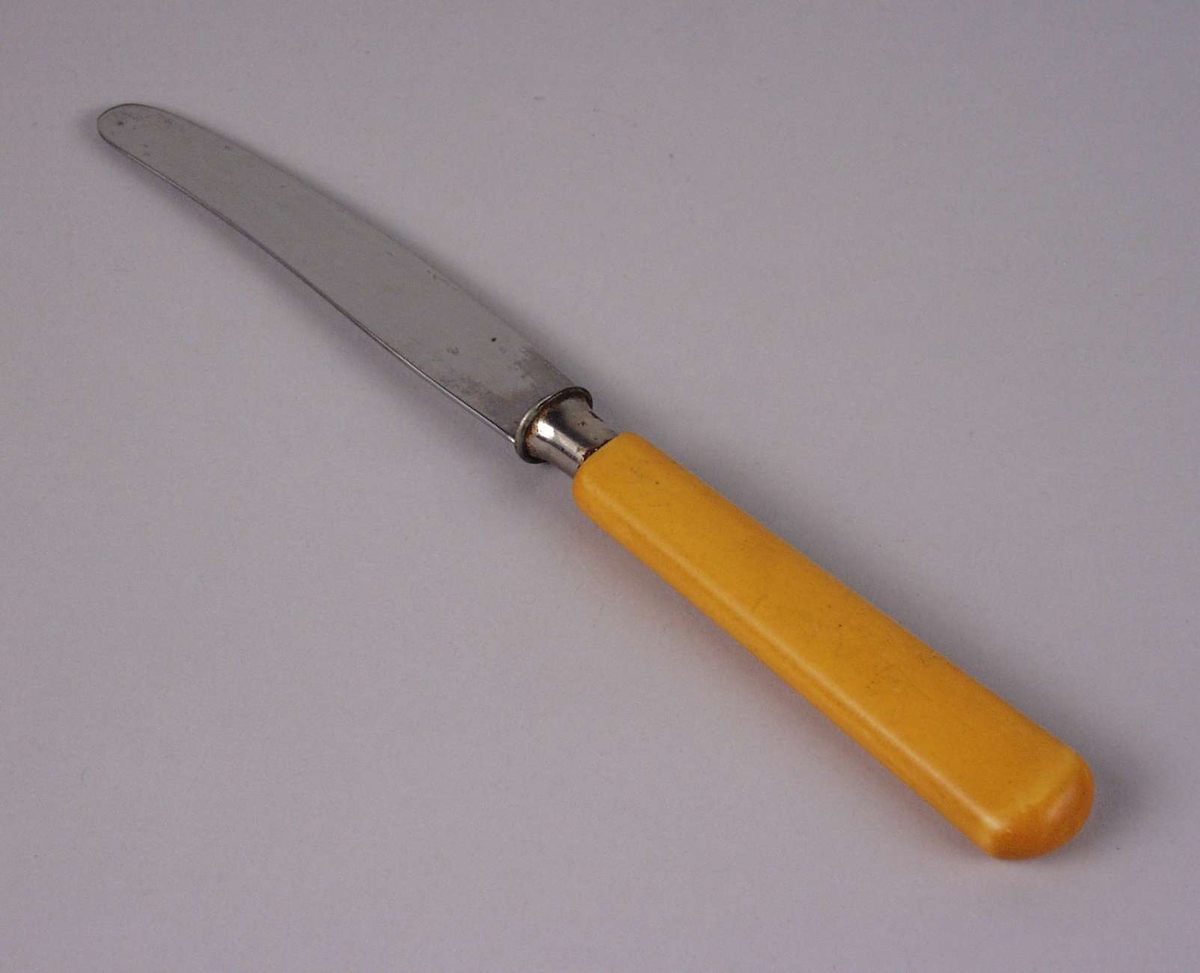 Fruktkniv i stål med støpt gult plastskaft.