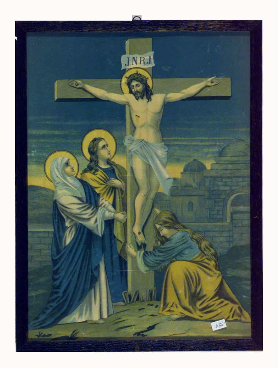 Bildet viser Jesus på korset. Over Kristi hode står det skrevet J.N.R.J.. To personer står ved korset, antagelig Maria og Johannes døperen. Ved korsets fot kneler en kvinne.
