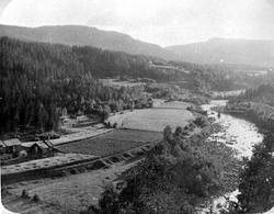 Landskap, elv, gard, jorder,