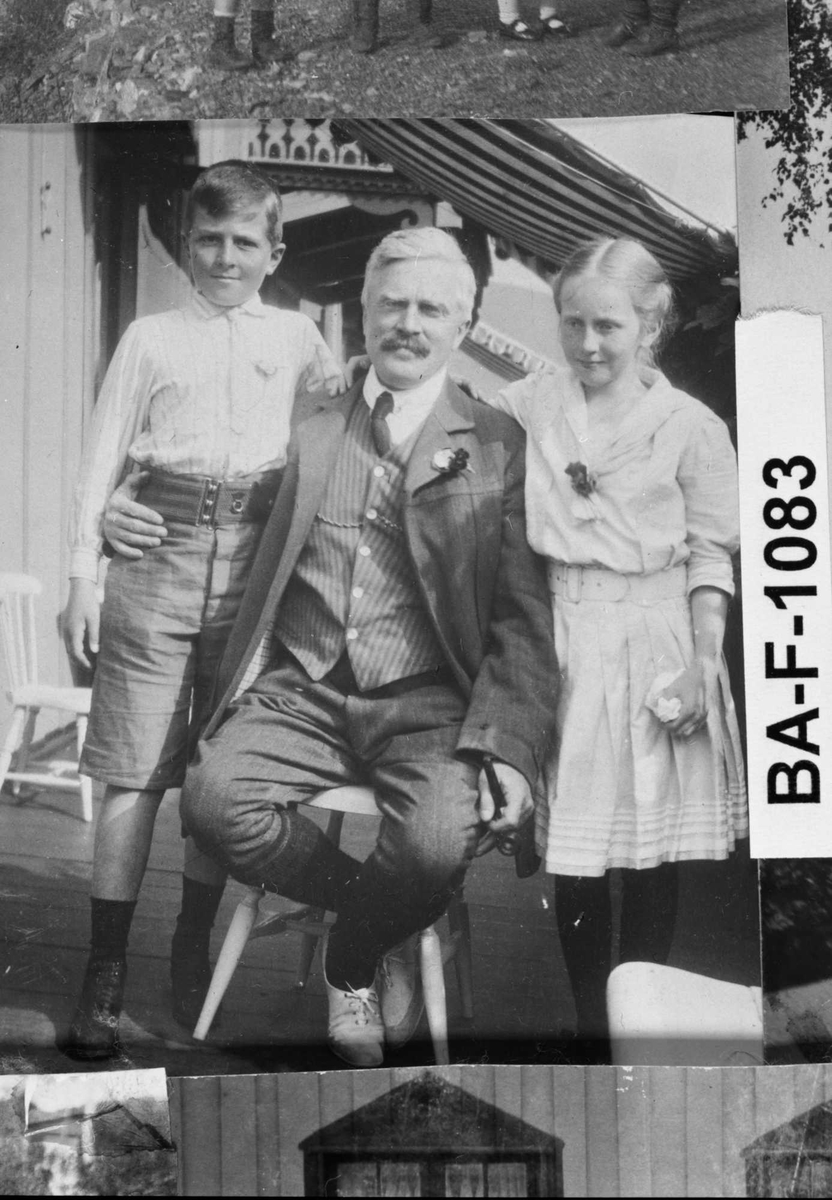 Diverse fotografi innrammet med eikeramme. Den er dekorert med metallriller.