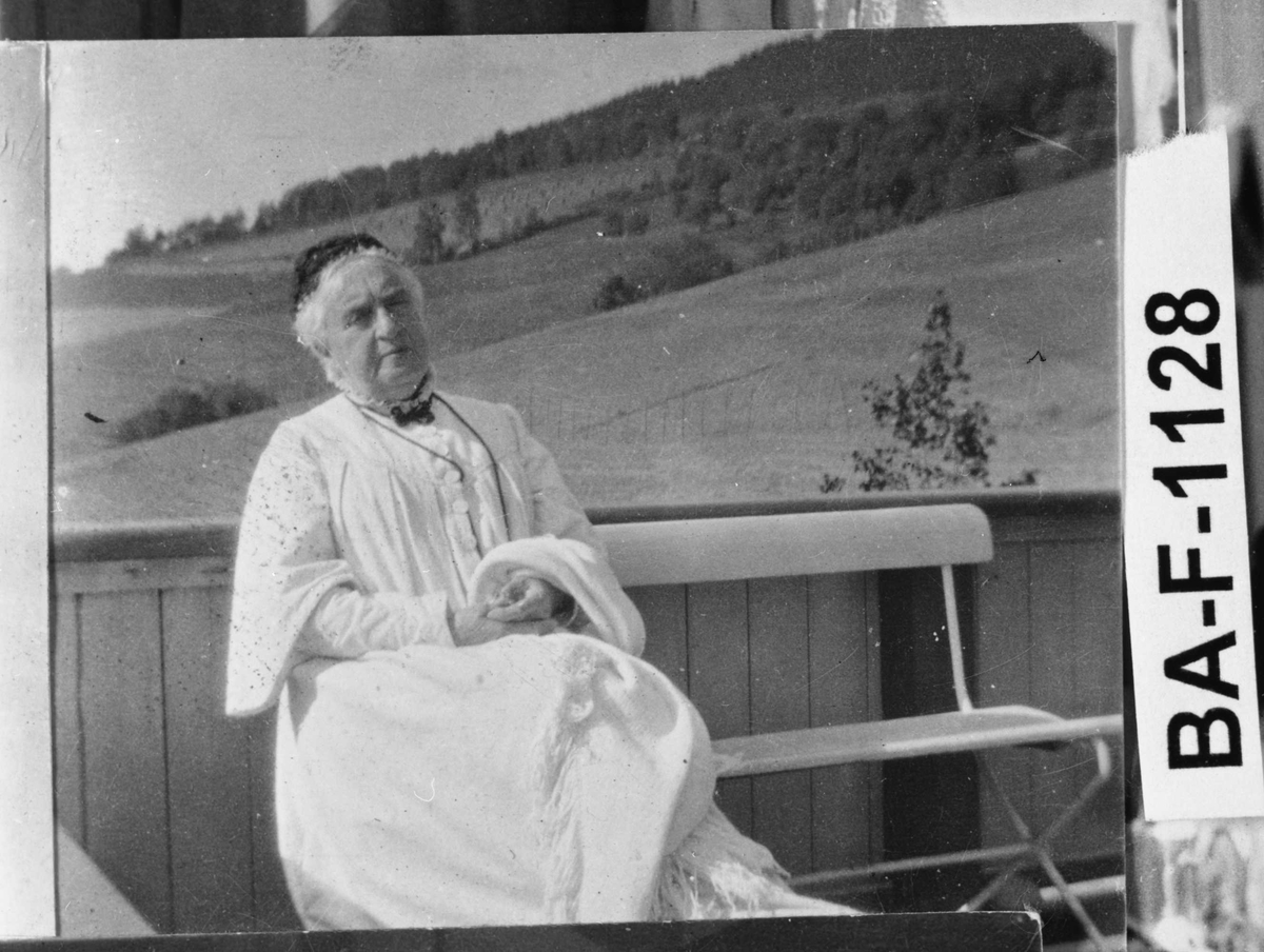 Fotomontasje i svart/hvitt rammet inn med glass og enkel trelist. Amatørbilder.