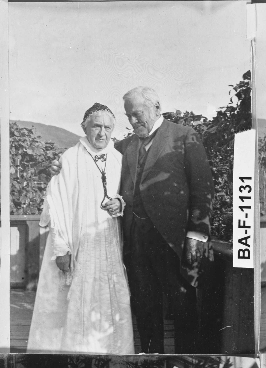 Fotomontasje i svart/hvitt rammet inn med glass og enkel trelist. Amatørbilder.