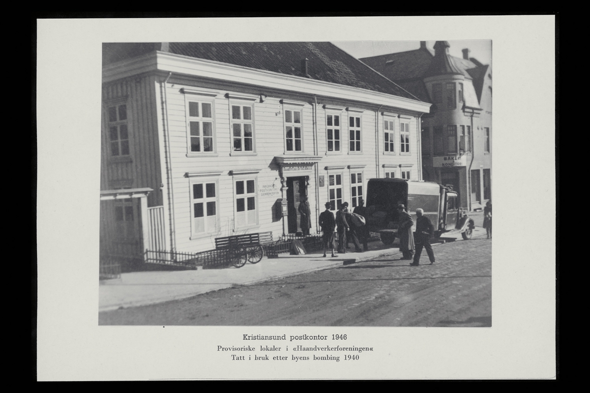 eksteriør, postkontor, 6500 Kristiansund, postkasse, postskilt postbil, menn