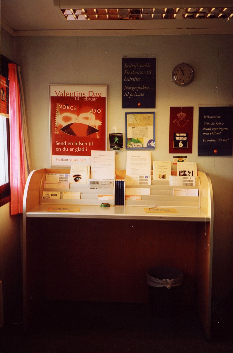 interiør, postkontor, 0137 Bekkelaget, skrivebord for publikum, blankettstativ med blanketter, plakater, kalender