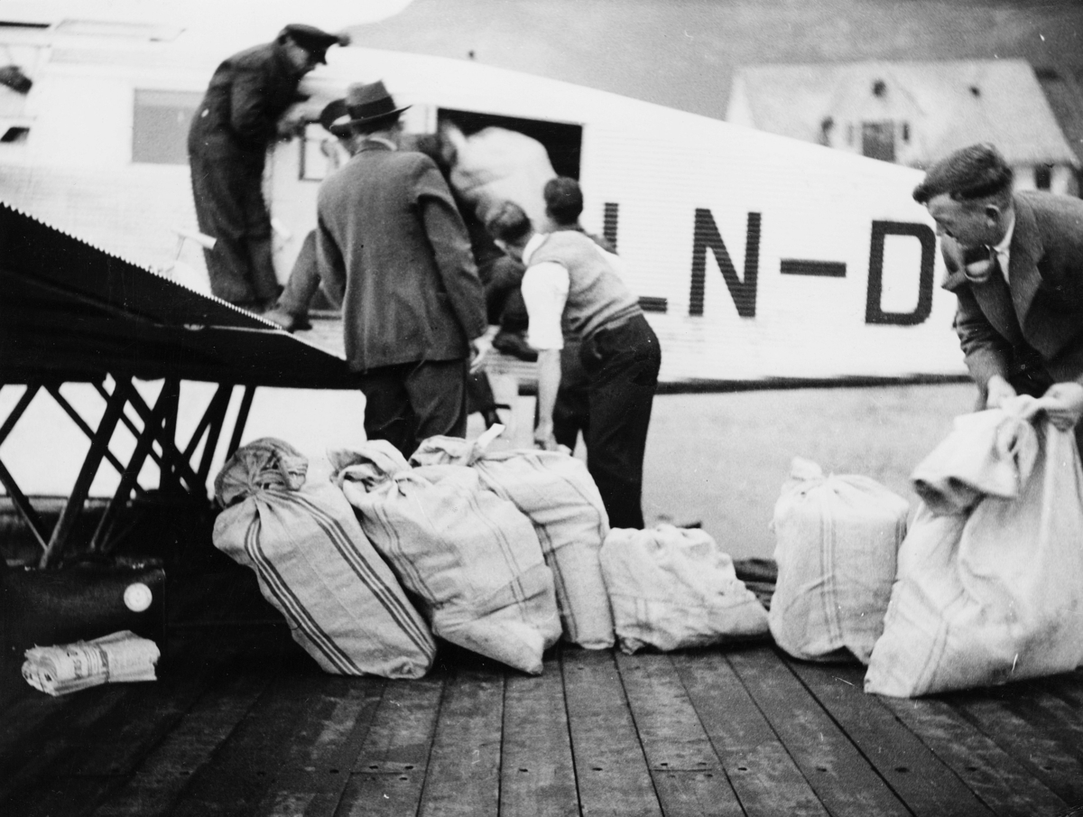 transport, fly, eksteriør, Bergen, sjøfly Ternen Junkers W 34, Bergen-Slinde-Balestrand, lasting, postsekker, menn