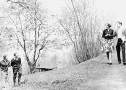 postskolen, 2 par, går tur, eksteriør