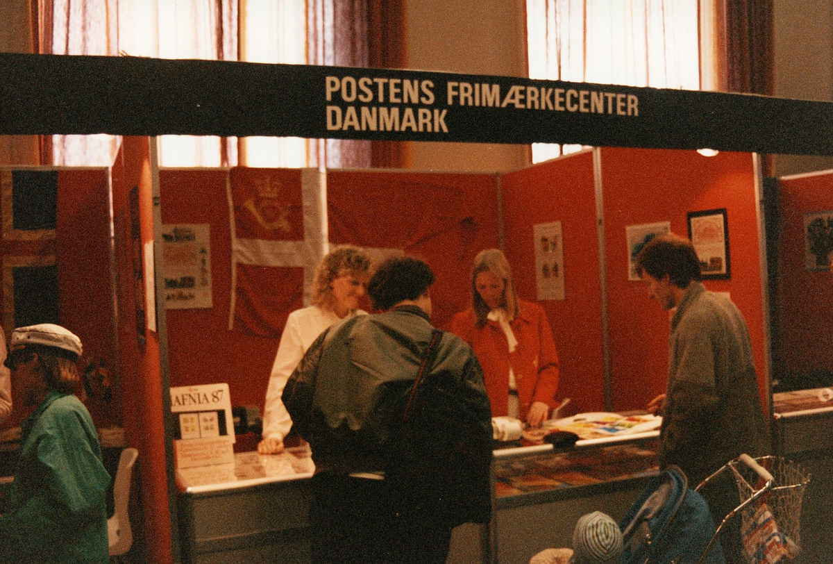 frimerkets dag, Oslo Rådhus, stands for Postens Frimærkecenter Danmark, ekspeditører, kunder