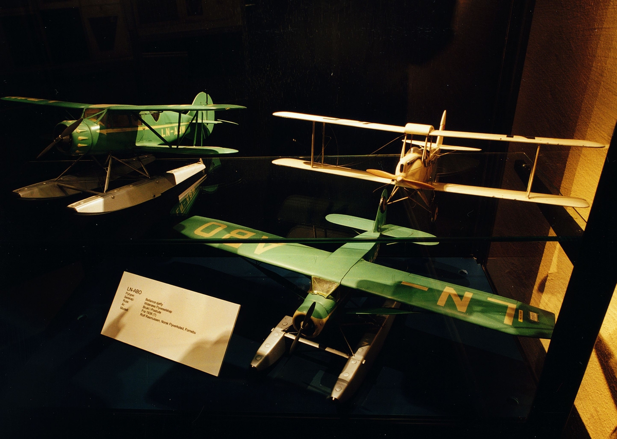 Postmuseet, utstilling, "Luftpost i Norge - fra ballong til jet", tre flymodeller i monter.