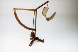 Postmuseet, gjenstander, vekt, buet vektskål, brevvekt.