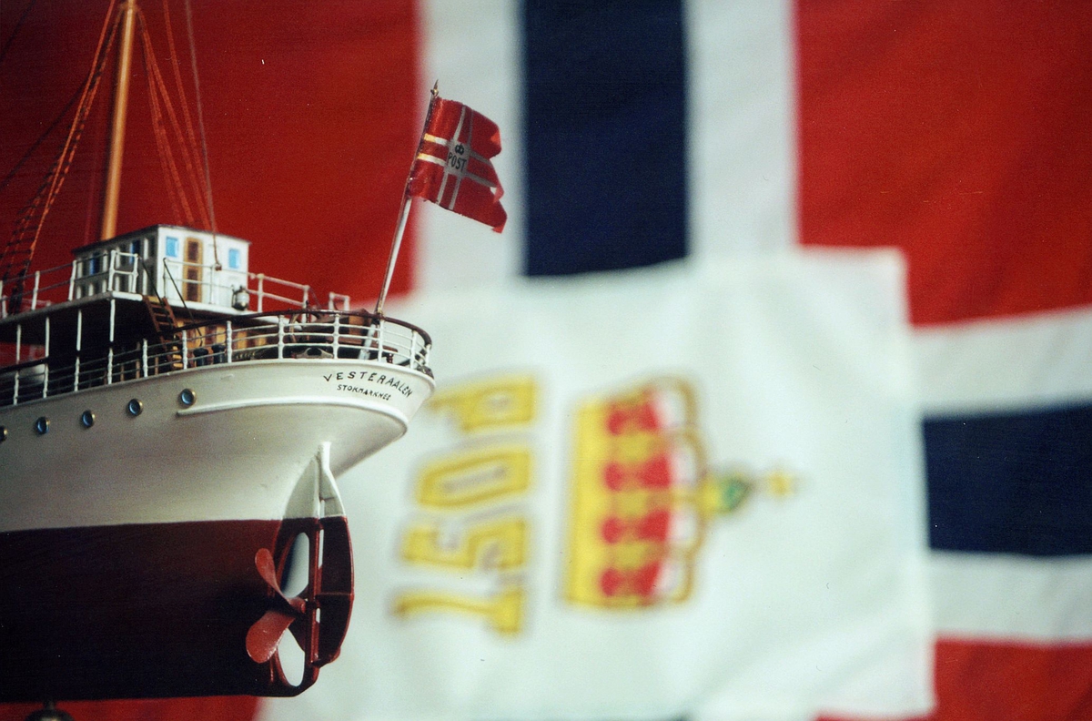Postmuseet, gjenstander, postflagg, båtmodell, Vesteraalen.