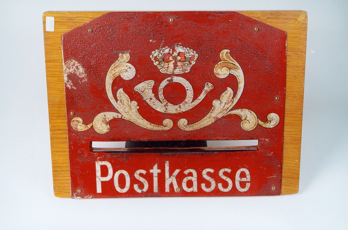 Postmuseet, gjenstander, postkasse, postinnkast, postkasseskilt, Postkasse, krone og posthorn med ornament malt på.