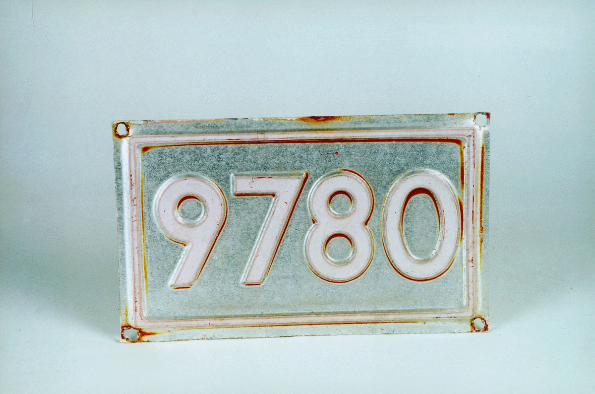 Postmuseet, gjenstander, skilt, stedskilt, nummerskilt, 9780 (Lebesby).