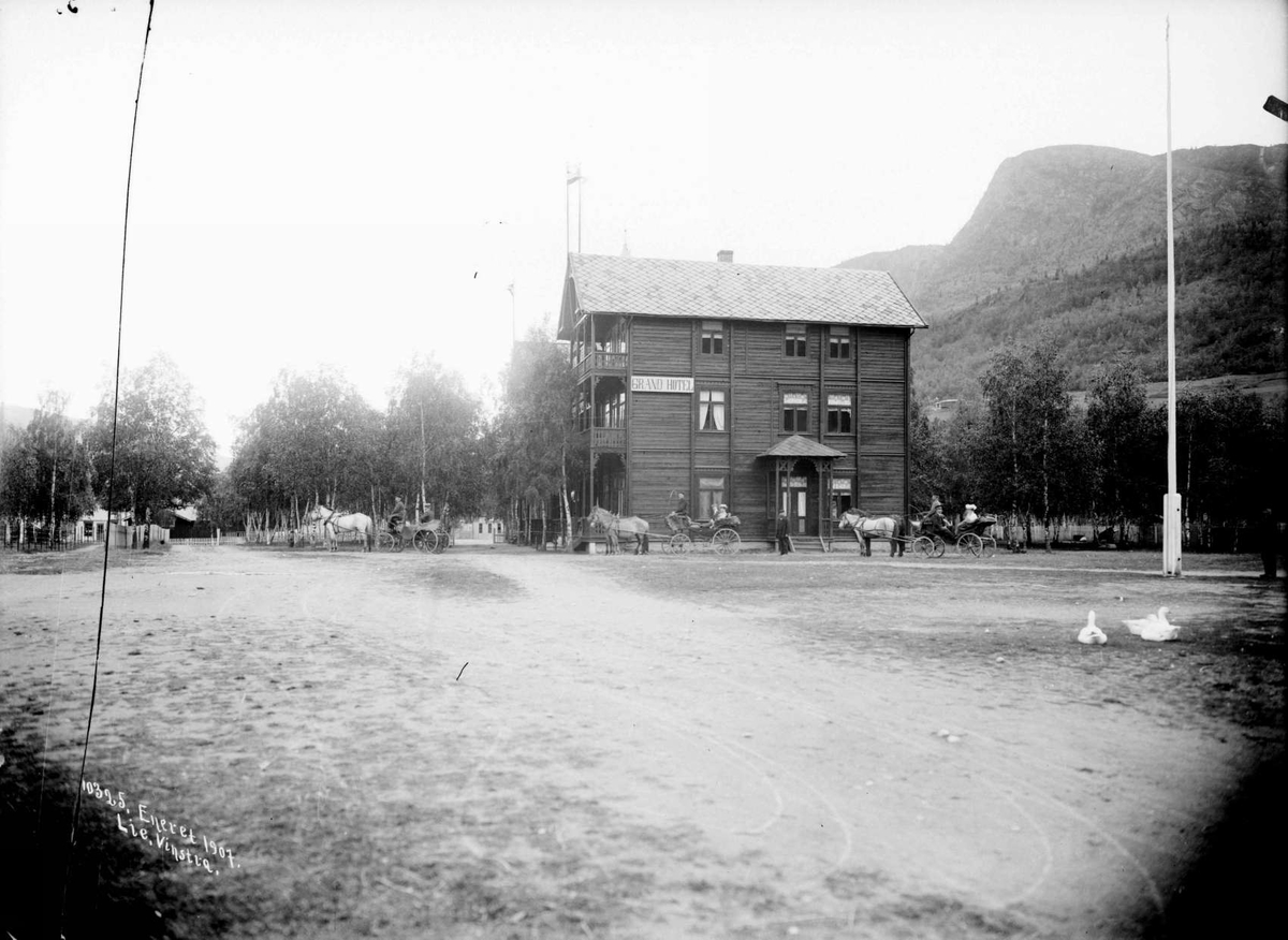 Kort: Sel. 04.09.1907. Grand Hotell, Otta. Hotel, hester, hestekjøretøy, vei, flaggstang, fjell, trær