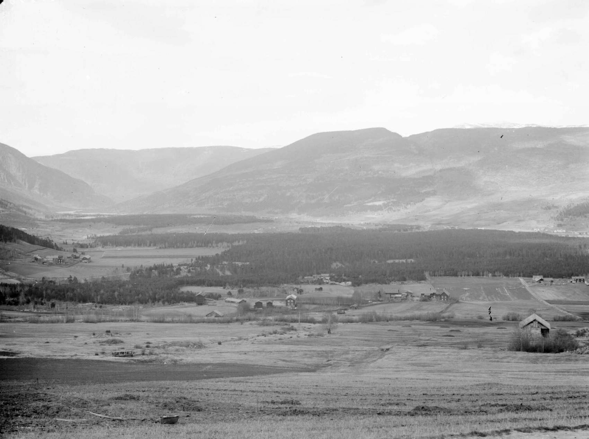 19.05.1908. Utsikt mot nord fra gården Bø i Nord-Fron, Ruste. Bebyggelse, dyrket mark, fjellformasjoner.