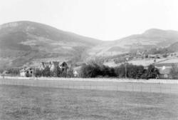 16.03.1910. Nord-Fron. Gården Klevstad (til høyre). P. Klevs