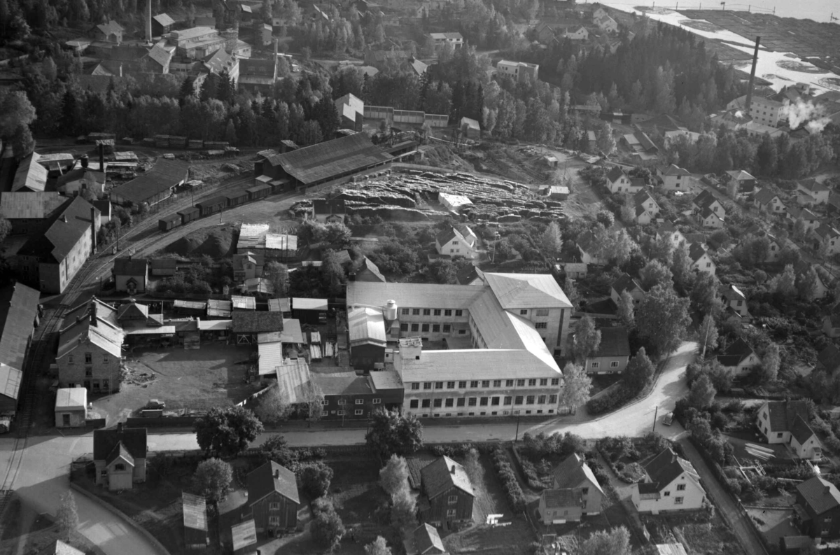 Flyfoto, Lillehammer. Steen & Strøm A/S. Slakteriet og Madshus i venstre billedkant, Gudbrandsdal Uldvarefabrik øverst til venstre. Øverst til høyre Mesna Kartongfabrikk.
