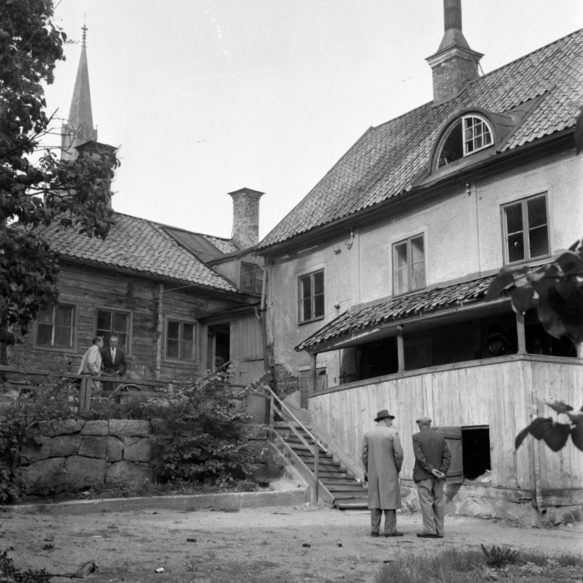 Einar Jagerwalls första bok, sid. 29: Baksidan av hus på Borggården sedda från S:t Korsgatan. / Ev. bakgården på von Lingens hus.