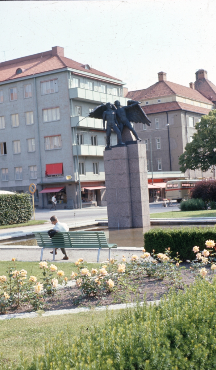 Skulptur Mannen och hans genius som ligger i Vasaparken. Skulpturen är gjord av Ivar Johnsson, 1944, i brons och granit.
Skulpturen som var det vinnande tävlingsförslaget till ett monument över Arbetets triumf. Ursprungligen hade skulptören format monumentet, som ett äreminne över Nordenskiölds Vegaexpedition.