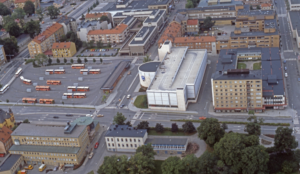 Flygvy över parkeringshuset Druvan och Magasinstorget samt gatukorsningen Hamngatan/Nygatan.