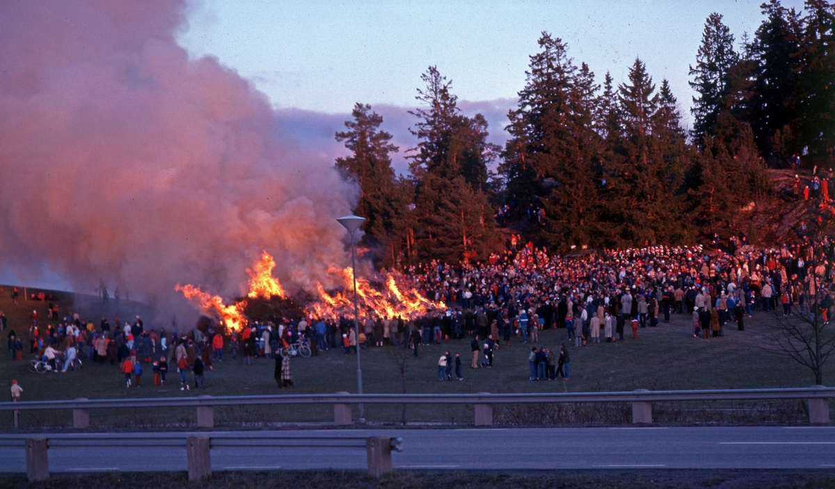 Valborg i Linköping år 1975. Valmborgsmässofirande. Eld. orkester. Folksamling. Firande.