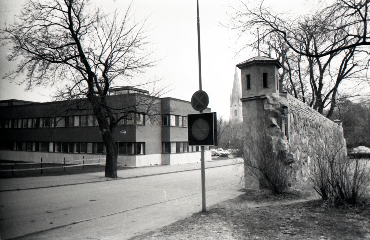 Den kvarvarande Fängelsemuren utmed Gröngatan. Kvarteret är nu P-plats. T.v. en del av landstatshuset.