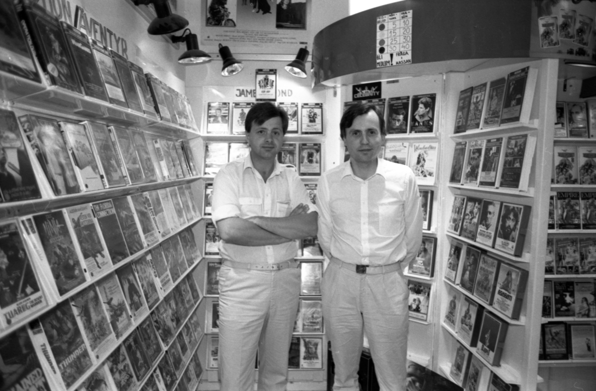 Två män i en videobutik. Filbyterhuset
