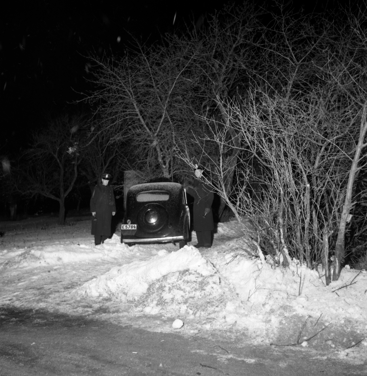 Efter att ha blivit jagade av poliser i radiobil, har ett par biltjuvar slutligen hejdats i Hackefors av ett träd.