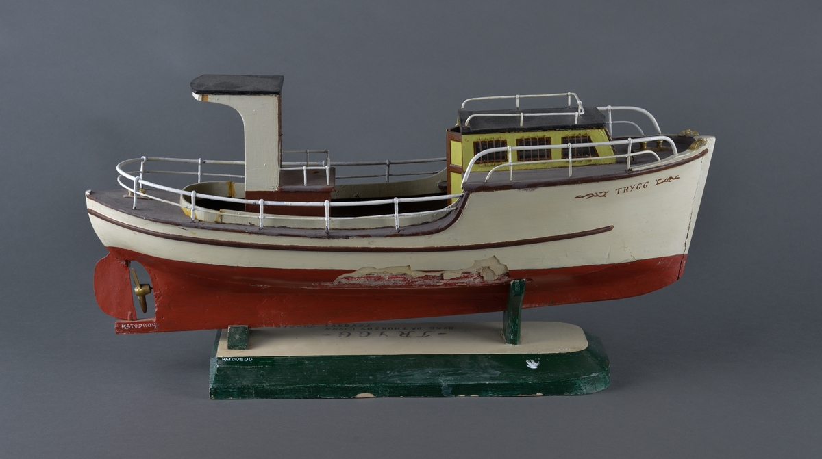 Modell av fiskeskøyte M/B Trygg. laget av Tryggve Thorsø i 1949.
