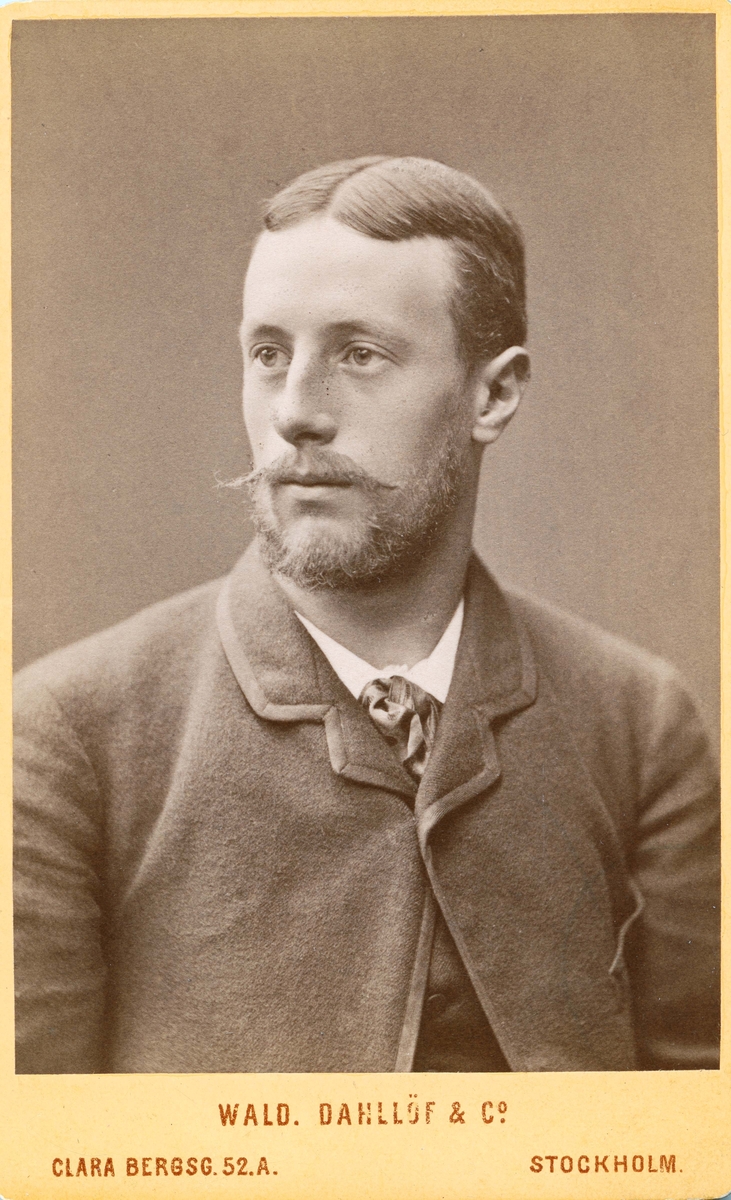 Porträtt på (Acke) Johan Axel Gustaf (född Andersson) född år 1859-1924.
Yrke Målare och Etsare.
