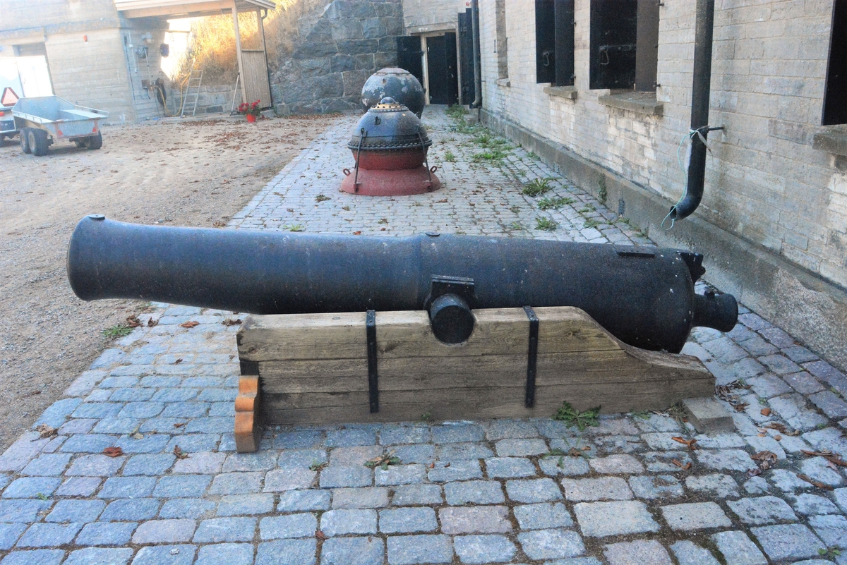 200 mm slätborrad framladdningsbombkanon av 103 kulors vikt, av gjutjärn. Kanonens gjut Nr 14. Märkt å ena tappen "ÅB", å den andra "1846".
