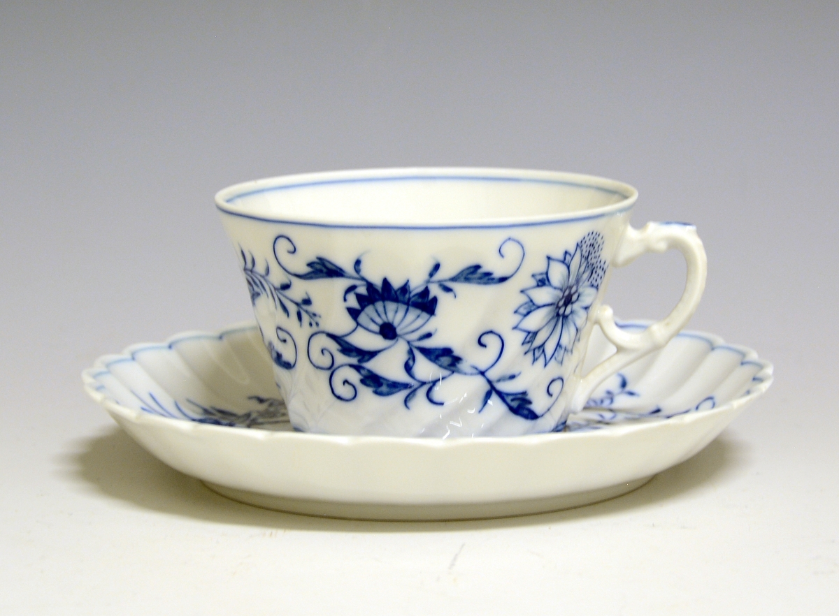 Kaffeskål i porselen. Dekorert med håndmalt svibeldekor i blått.

Modell: Bogstad.
Dekor: Svibel.
