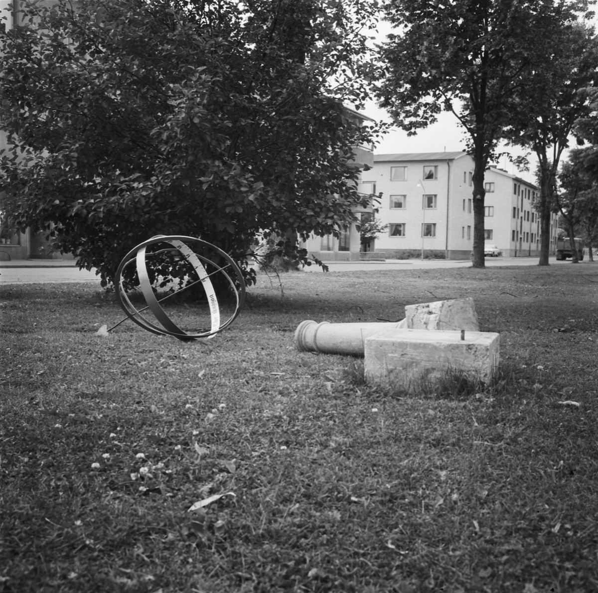 Vandaliserad skulptur i park, Tierp, Uppland 1969