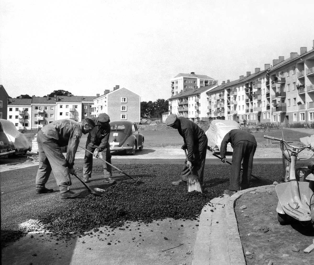 Asfaltering i Majelden vid Lerlyckegatan, 1954.