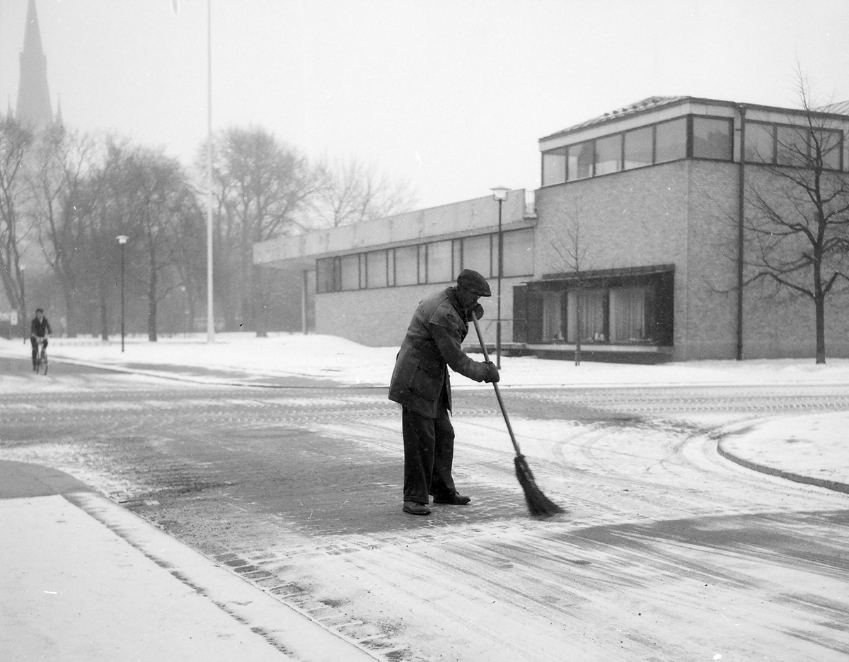 Snösopning vid Museet, 1956.