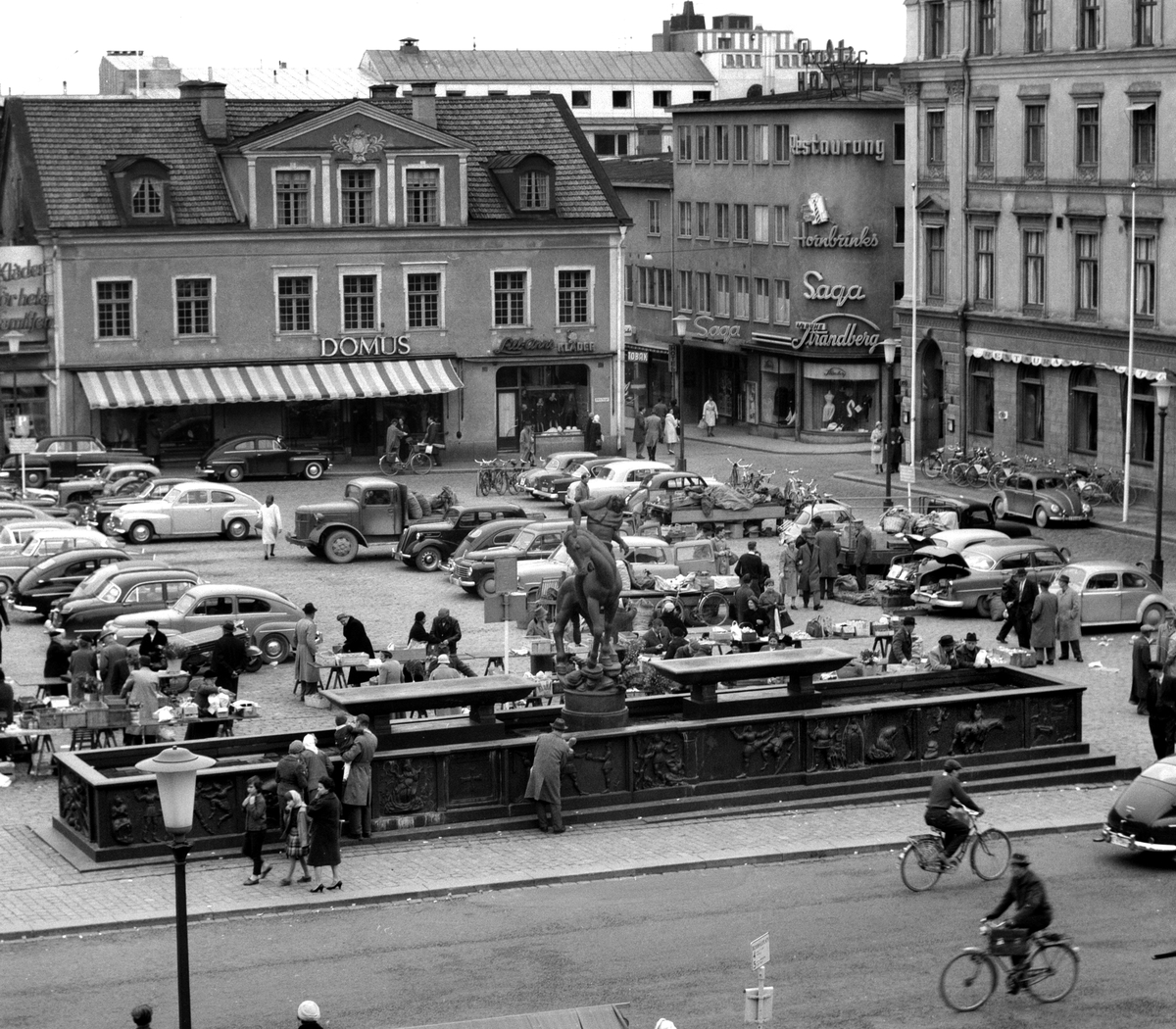 Bilparkering på Stora torget med Folke Filbyter, 1960