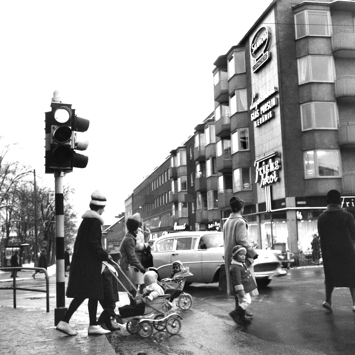 Miljöbilder från korsningen Sankt Larsgatan och Storgatan, 1961.