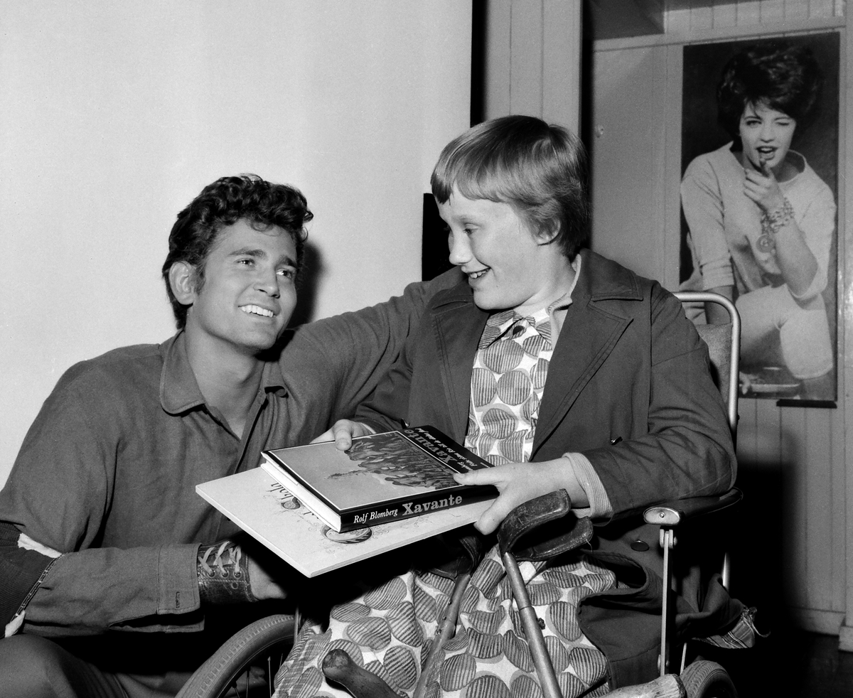 Serie bilder från Mike Landons besök i Folkets Park 1962. Michael Landon slog igenom stort när han vid 22 års ålder, 1959, fick spela sin första huvudroll i tv-serien Bröderna Cartwright (Bonanza) i rollen som Joseph 'Little Joe'.
