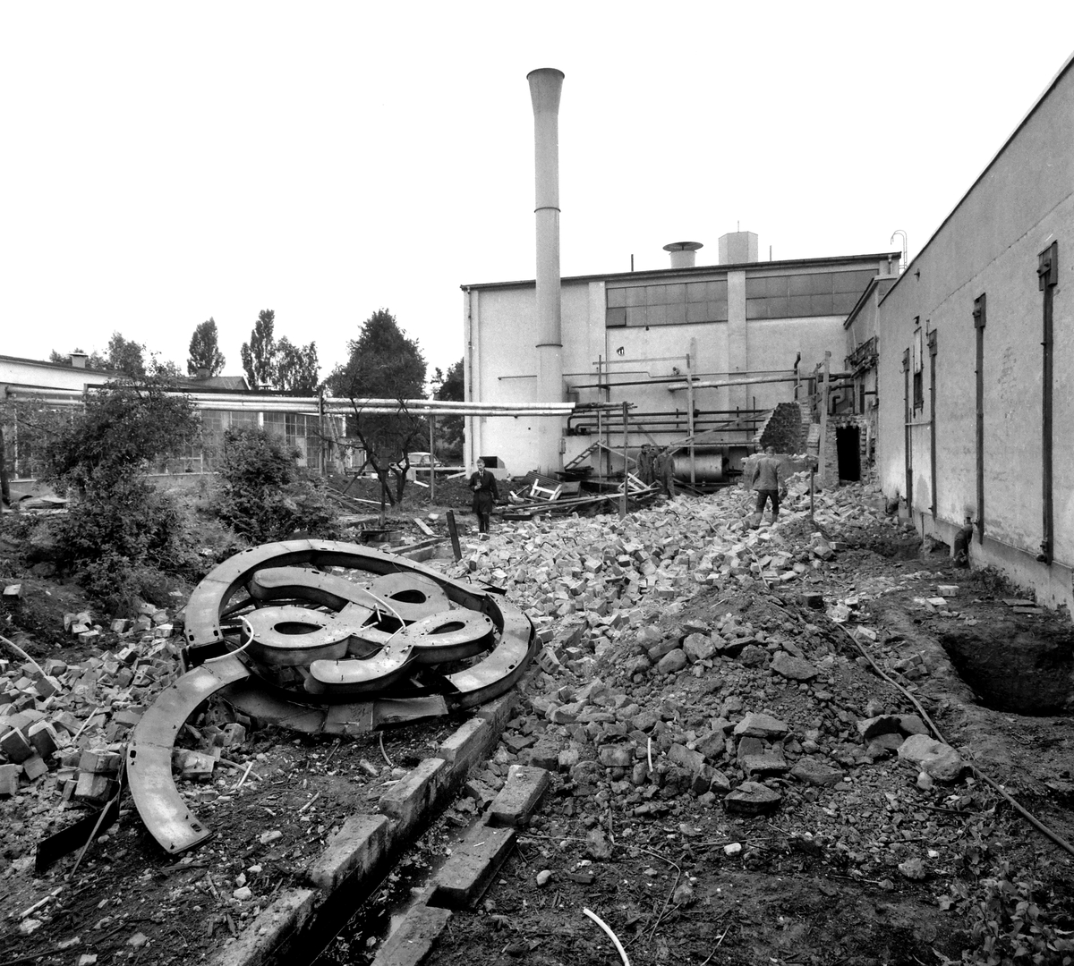 Ett landmärke försvinner. Rivning av skorsten vid Wahlbecks fabriker 1962.