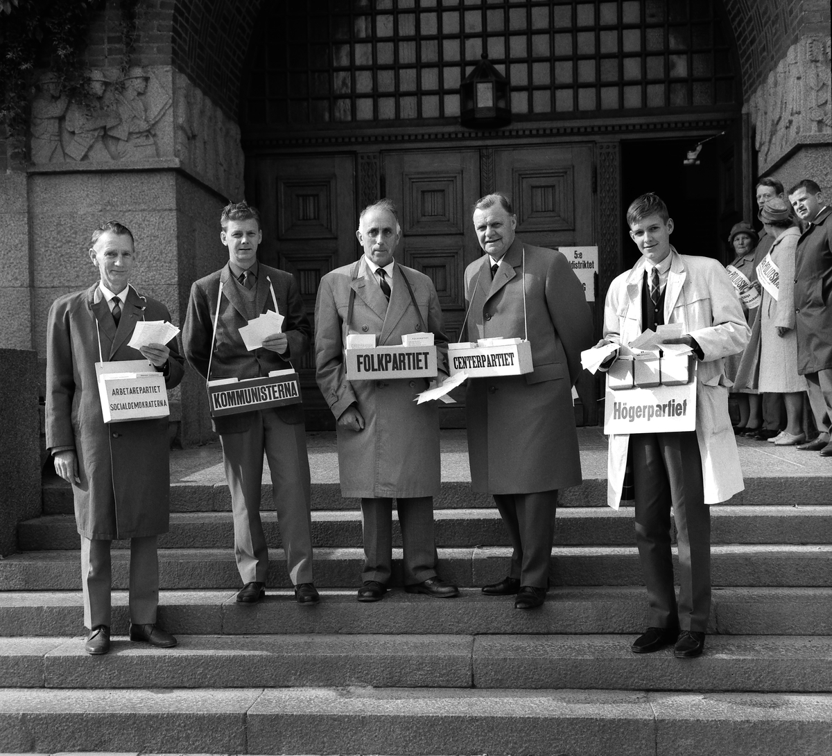 Valarbetare utanför vallokaler vid Kungsbergsskolan och Katerdralskolan, 1962.
