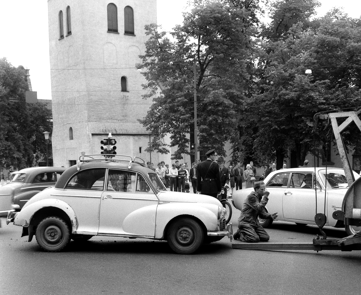 Trafikolycka i korsningen Sankt Larsgatan och Storgatan, 1963.