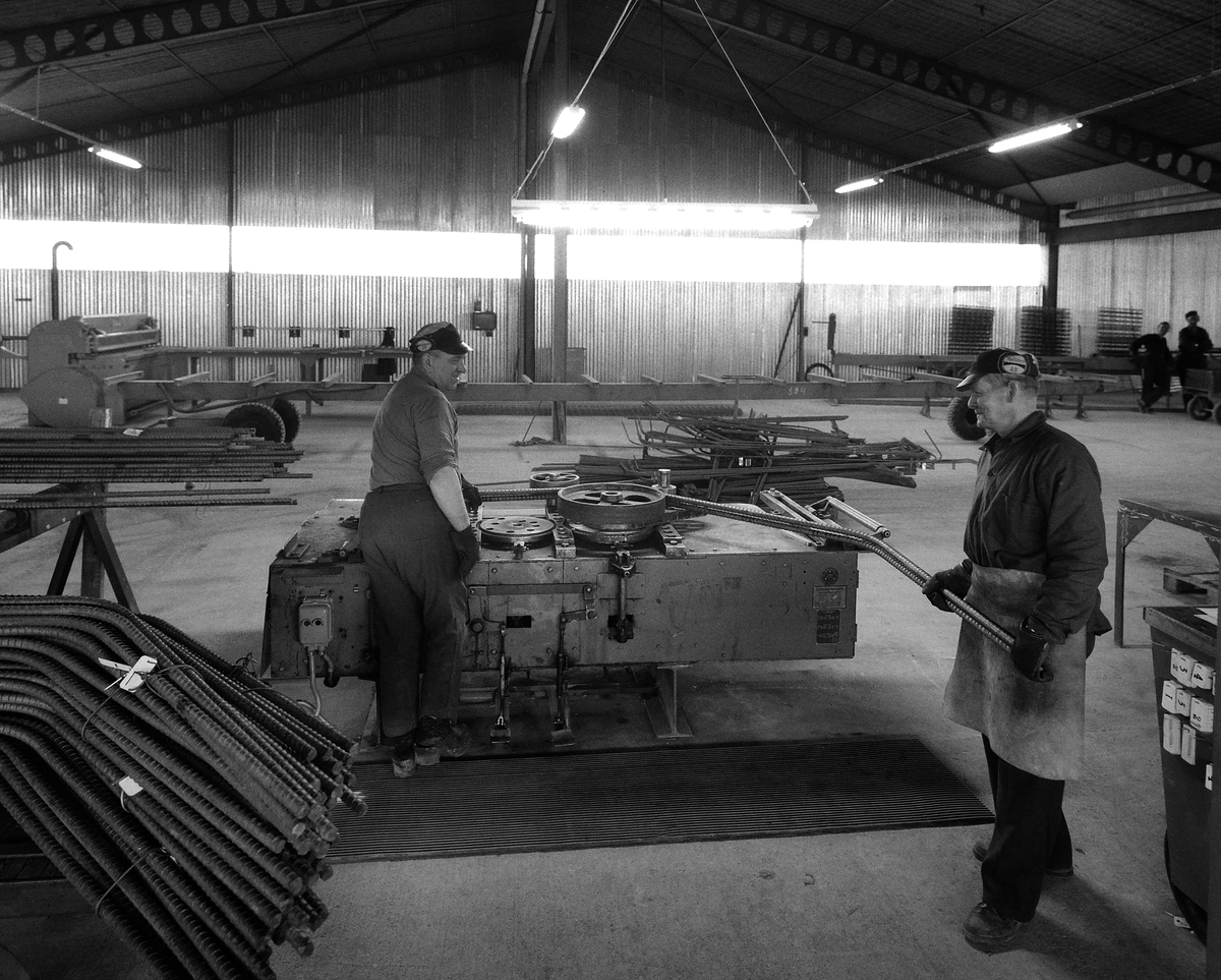 Bilder från Hjulsbroverken (Hjulsbro stål) med tillverkning av armeringsjärn, 1966.