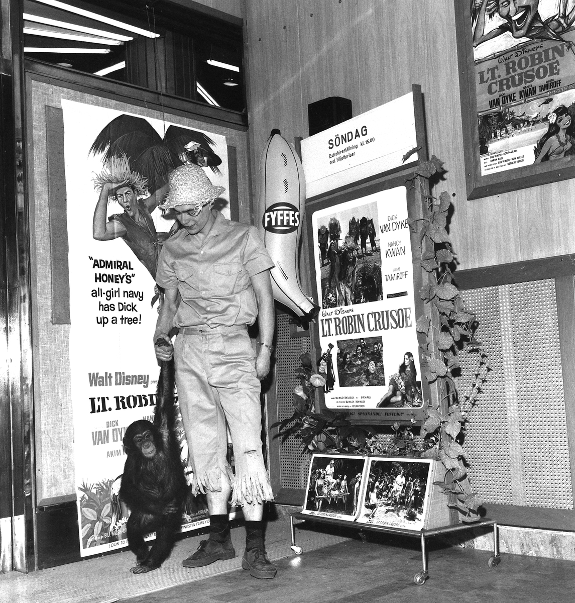 Chimpansen Floyd gör reklam för filmen "LT. Robin Cruose" på Saga biografen, 1967.