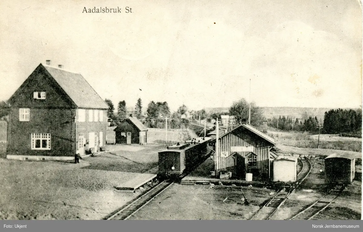 Ådalsbruk stasjon på Rørosbanen. Nordgående blandet tog på stasjonen