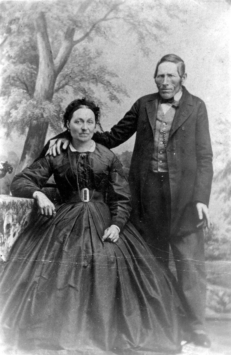 Gästgivare S.O. Vallin och hans hustru. Före detta innehavare av Spjutegården i Nätra. Reproduktion av J.E. Holmberg Härnösand, efter foto av K.E. Norberg.