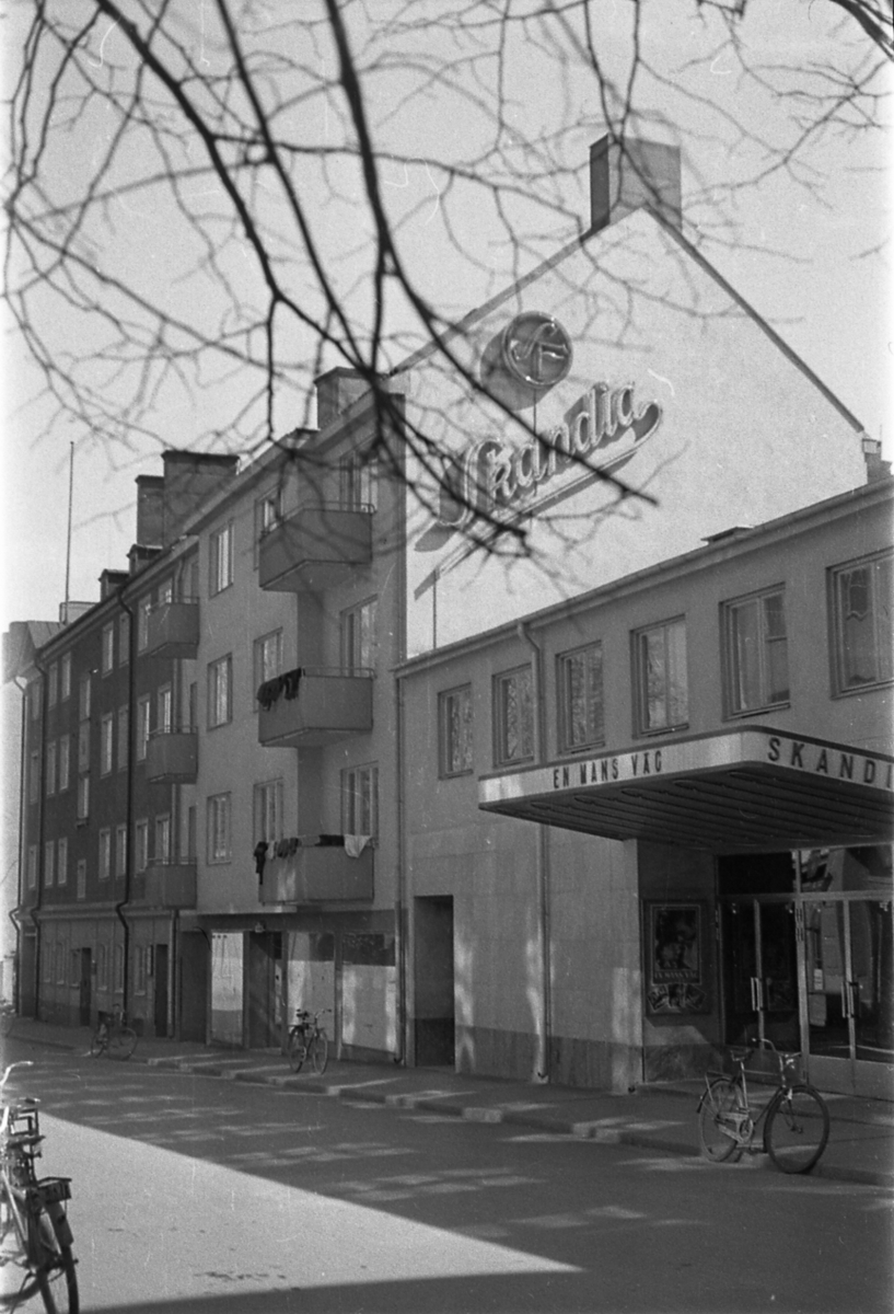 Einar Jagerwalls första bok, sid. 39: Skandiabiografen på Badhusgatan stod färdig 1940. / Mittemot finns idag Corren. Till vänster om biografen är Badhusgatan 6. Huset längst ner är Segdals läderaffär i, stadens äldsta läderföretag (garveri).  Kula Segerdals segelbåt Eva var den mest prisbelönta båten i Mellan-sverige. Badhusgatan 6 byggdes av Br. Bergbeck 1939.