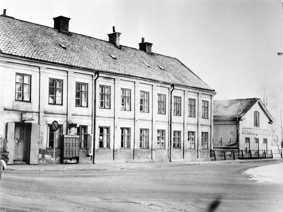 1:ans matsalar vid Stångebro.
Hus till höger, längst ner mot Stångån är Stångebro Nya Tvättinrättning, en av landests största i sin bransch, startades omkring år 1900 av fabrikör A. J. Nyström och hans maka. Från början utfördes hushållstvätt och herrtvätt samt strykning, sedan år 1930 omfattar rörelsen även kem. tvätt och färgeri.
