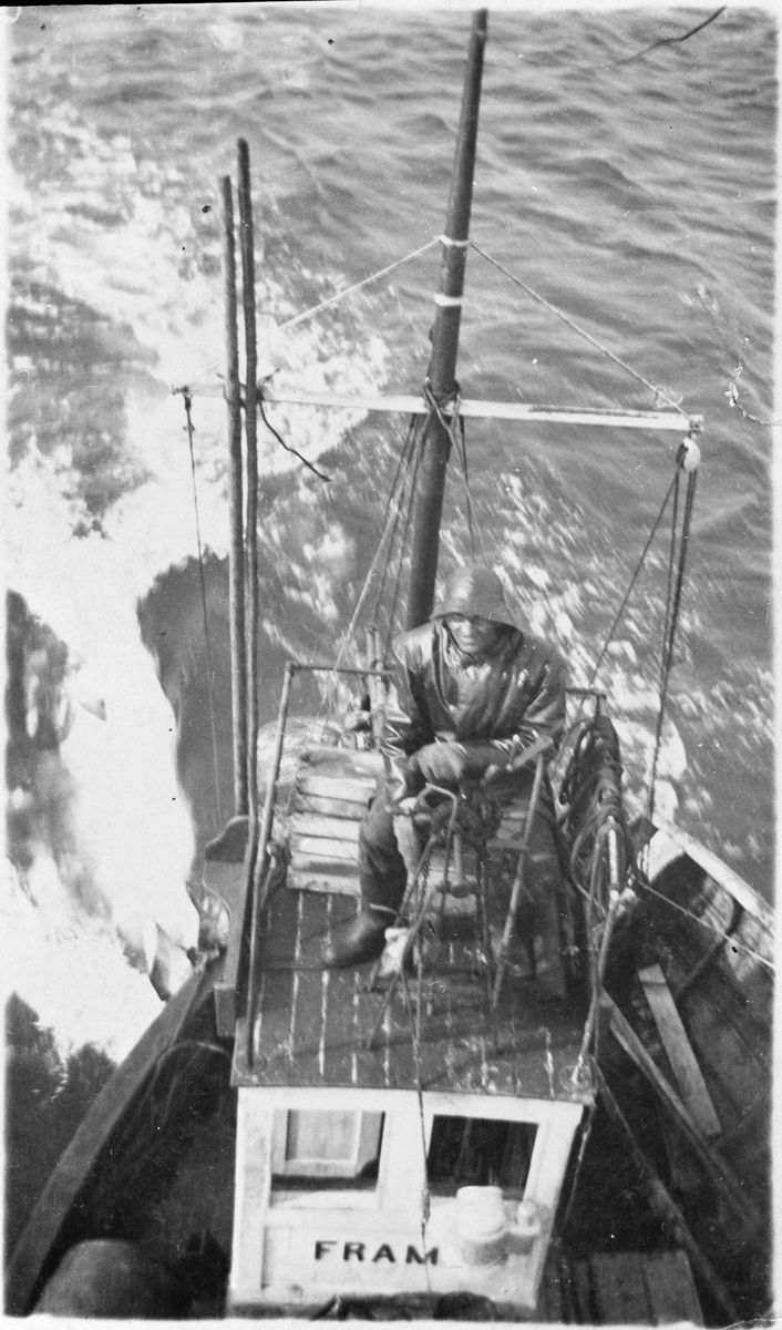 Båten "Fram", med en mann på styrhustaket