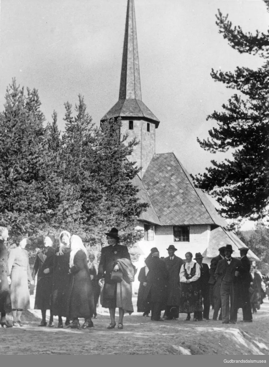Frå vigslinga av Dombås kyrkje 24. september 1939. Folk samla rundt kyrkja.